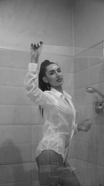 Vacker Ung Kvinna Manlig Skjorta Poserar Badrummet Svart Och Vitt — Stockfoto