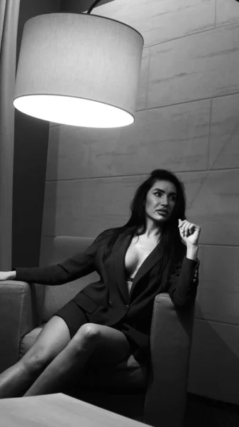 Beautiful Young Woman Posing Room Black White Photo — Stock Photo, Image