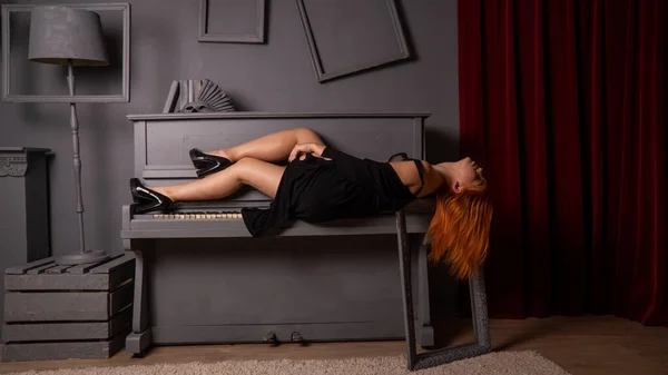 Vacker Ung Attraktiv Kvinna Aftonklänning Poserar Med Piano — Stockfoto