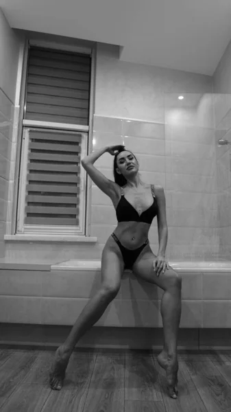 Hermosa Joven Lencería Negra Posando Baño Foto Blanco Negro — Foto de Stock