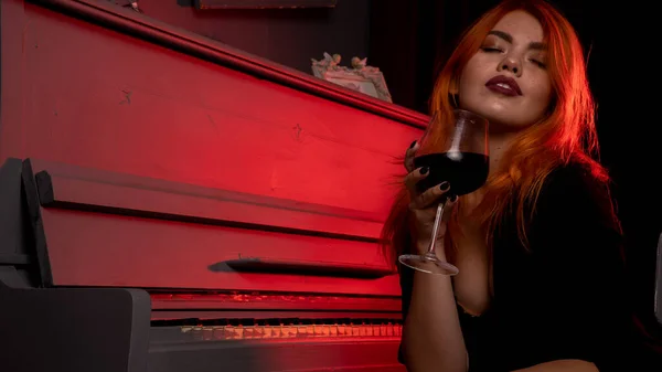 Hermosa Joven Atractiva Mujer Vestido Noche Posando Con Vino Piano — Foto de Stock