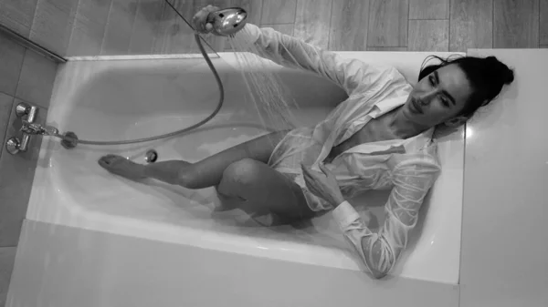 Schöne Junge Frau Männlichem Hemd Posiert Badezimmer Schwarz Weiß Foto — Stockfoto