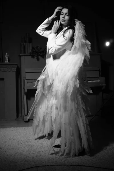 Güzel Esmer Kadın Spor Ceketli Beyaz Melek Kanatlarıyla Stüdyoda Piyanonun — Stok fotoğraf