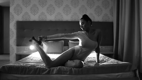 Piękna Młoda Kobieta Body Suit Pozowanie Łóżku Pokoju Czarno Białe — Zdjęcie stockowe