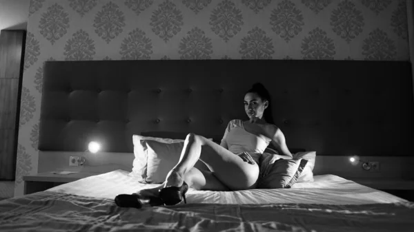 Schöne Junge Frau Body Posiert Auf Dem Bett Zimmer Schwarz — Stockfoto