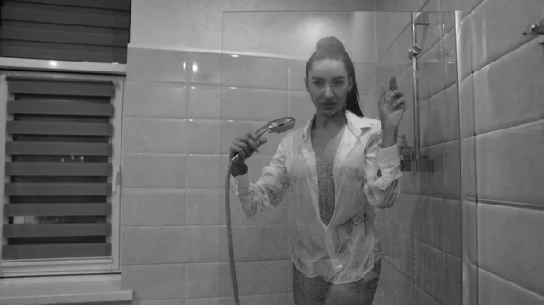 Hermosa Mujer Joven Camisa Masculina Posando Baño Foto Blanco Negro — Foto de Stock