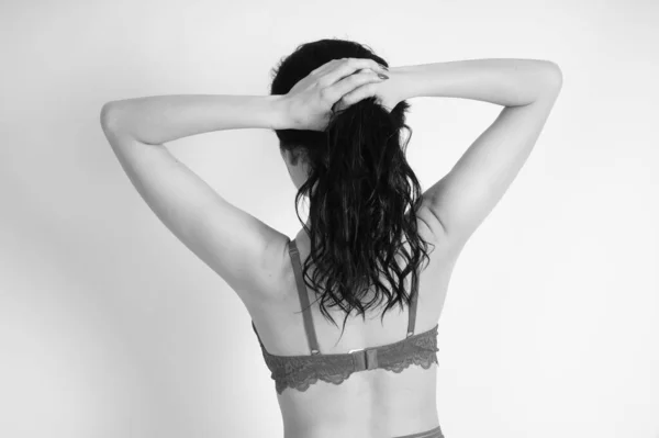 Hermosa Morena Mujer Usando Lencería Posando Cubo Blanco Estudio —  Fotos de Stock