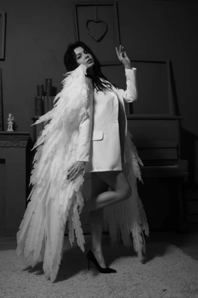 Krásná Brunetka Žena Sako Bílý Anděl Křídla Pózování Blízkosti Klavír — Stock fotografie