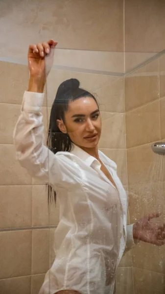 Bella Giovane Donna Camicia Maschile Posa Bagno Foto — Foto Stock