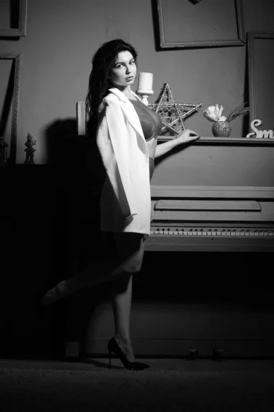 Beyaz Ceketli Çamaşırlı Güzel Esmer Kadın Stüdyoda Piyanoyla Poz Veriyor — Stok fotoğraf