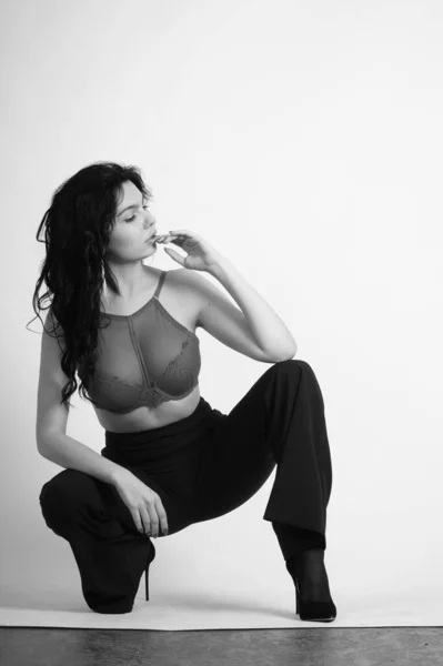 Güzel Esmer Kadın Beyaz Stüdyo Arka Planında Çamaşırı Pantolon Giyiyor — Stok fotoğraf