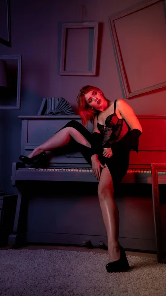 아름다운 매력적 아가씨가 의상을 피아노와 포즈를 취하다 — 스톡 사진