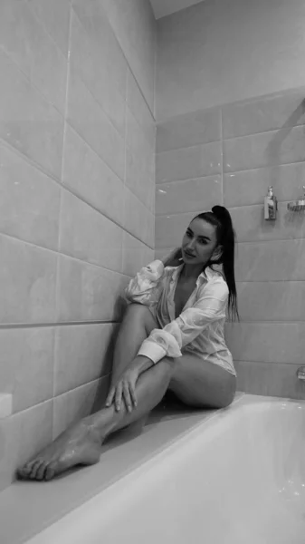 Bella Giovane Donna Camicia Maschile Posa Bagno Foto Bianco Nero — Foto Stock