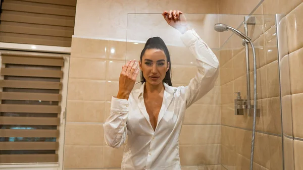 Schöne Junge Frau Männlichem Hemd Posiert Badezimmer Foto — Stockfoto