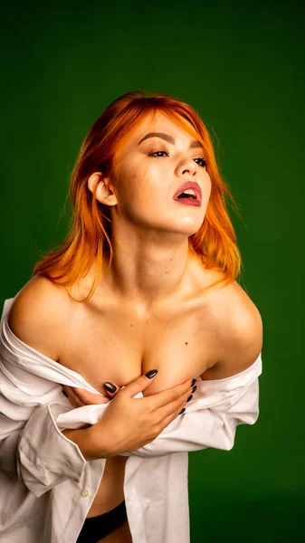 Jovem Mulher Vestindo Shirt Branca Cor Verde Parede Fundo Estúdio — Fotografia de Stock