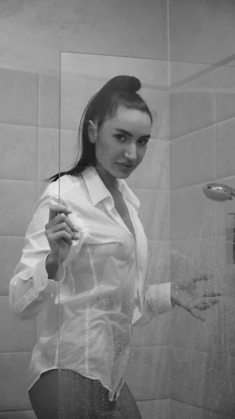 Banyoda Poz Veren Erkek Gömlekli Güzel Bir Kadın Siyah Beyaz — Stok fotoğraf
