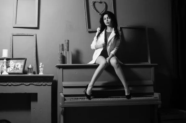 Spor Ceketli Güzel Esmer Kadın Stüdyoda Piyanonun Yanında Poz Veriyor — Stok fotoğraf