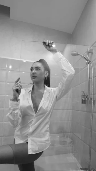 Banyoda Poz Veren Erkek Gömlekli Güzel Bir Kadın Siyah Beyaz — Stok fotoğraf