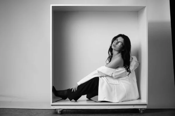 Güzel Esmer Kadın Çamaşırı Beyaz Gömlekli Pantolon Giyiyor Stüdyoda Küp — Stok fotoğraf