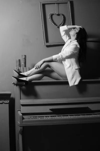 Bela Mulher Morena Blazer Branco Lingerie Posando Com Piano Estúdio — Fotografia de Stock