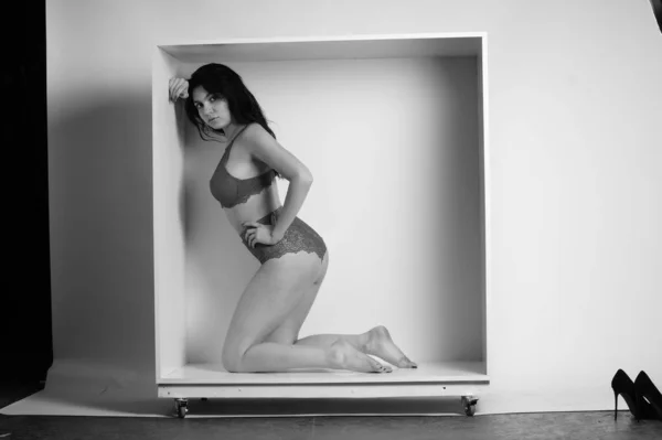 Hermosa Morena Mujer Usando Lencería Posando Cubo Blanco Estudio — Foto de Stock