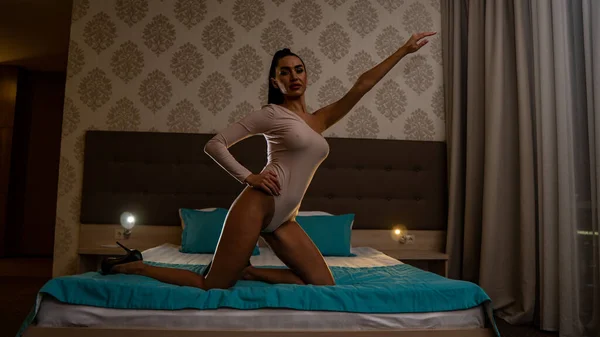 Bela Jovem Mulher Bodysuit Posando Cama Quarto — Fotografia de Stock