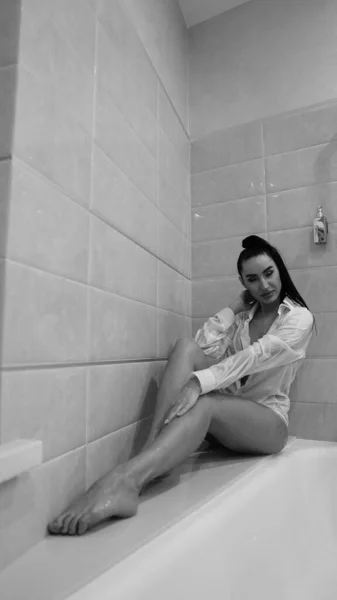 Hermosa Mujer Joven Camisa Masculina Posando Baño Foto Blanco Negro —  Fotos de Stock