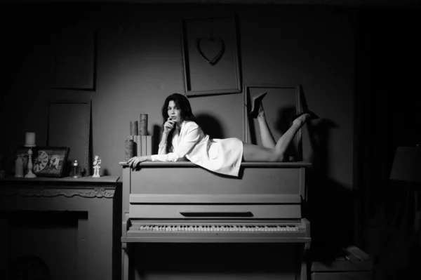 Hermosa Mujer Morena Chaqueta Blanca Posando Con Piano Estudio — Foto de Stock