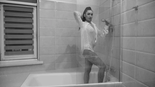 Красивая Молодая Женщина Мужской Рубашке Позирует Ванной Комнате Черно Белое — стоковое фото