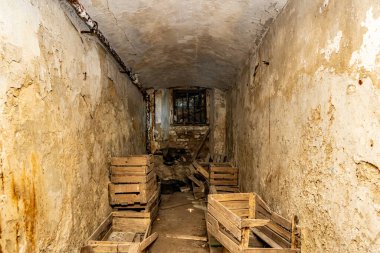 Ukrayna 'daki Lutsk zindanında dar koridor..