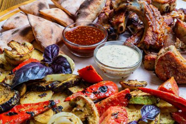 Kırmızı biber soslu tavuk kanadı. Kereviz çubuklarıyla sıcak servis edilmiş. Ve küflü peynir soslu havuç ve bira.