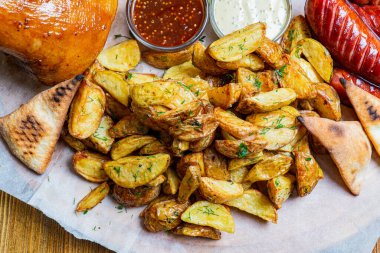 Kırmızı biber soslu tavuk kanadı. Kereviz çubuklarıyla sıcak servis edilmiş. Ve küflü peynir soslu havuç ve bira.