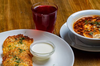 Pirzola parçaları (şnitzel), yumurtalı tost, tahta tahtada taze domates ve koyu arkaplan. Üst görünüm