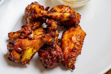 Tahta masadaki beyaz tabakta taze kızarmış tavuk..