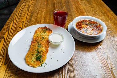 Pirzola parçaları (şnitzel), yumurtalı tost, tahta tahtada taze domates ve koyu arkaplan. Üst görünüm