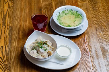 Kahvaltıda komposto, salata, çorba.