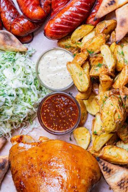 Kırmızı biber soslu tavuk kanadı. Kereviz çubuklarıyla sıcak servis edilmiş. Ve küflü peynir soslu havuç ve bira.