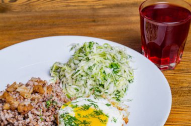 Kahvaltıda komposto, salata, çorba.