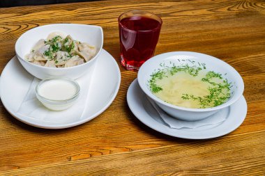 Kahvaltıda komposto, salata, çorba.