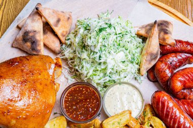 Kırmızı biber soslu tavuk kanadı. Kereviz çubuklarıyla sıcak servis edilmiş. Ve küflü peynir soslu havuç ve bira.