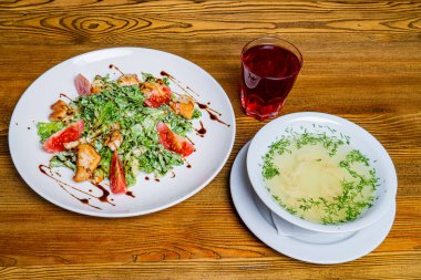 Kahvaltıda komposto, salata, çorba.