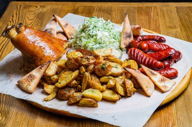 Kırmızı biber soslu tavuk kanadı. Kereviz çubuklarıyla sıcak servis edilmiş. Ve küflü peynir soslu havuç ve bira.