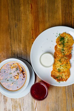 Pirzola parçaları (şnitzel), yumurtalı tost, tahta tahtada taze domates ve koyu arkaplan. Üst görünüm
