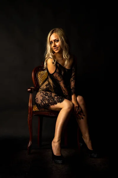 Sexy Mooi Blond Vrouw Lingerie Poseren Donker Studio — Stockfoto