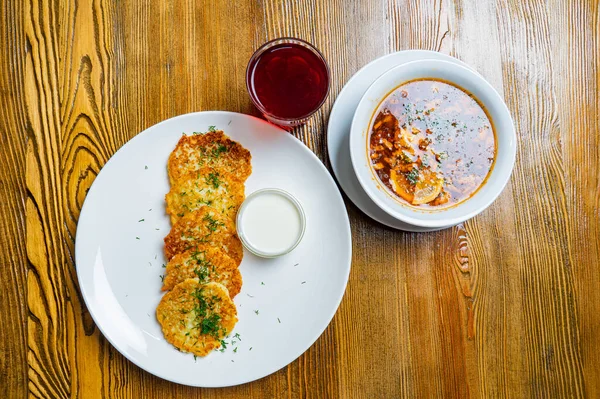 Stukken Hak Schnitzel Toast Met Eieren Verse Tomaat Een Houten — Stockfoto