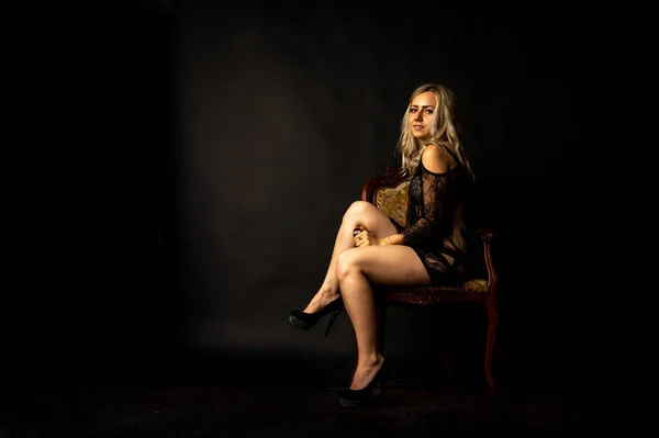 Sexig Vacker Blond Kvinna Underkläder Poserar Mörk Studio — Stockfoto