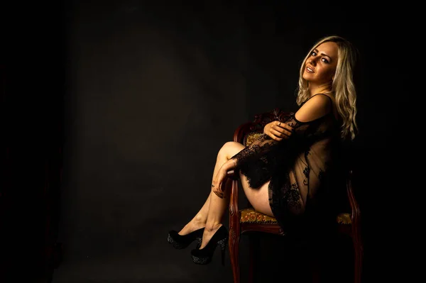セクシー美しいですブロンド女性でランジェリーポーズでダークスタジオ — ストック写真