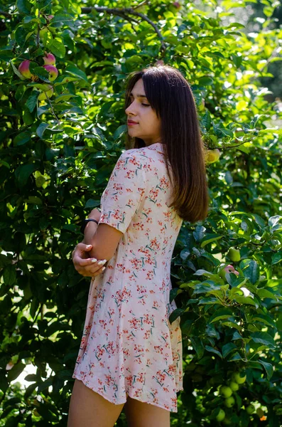 晴れた日に庭でポーズをとる夏のドレス姿の美しい少女 — ストック写真