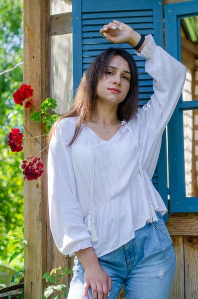 Beautiful Young Girl Posing Summer Garden House Sunny Day — Stock Photo, Image