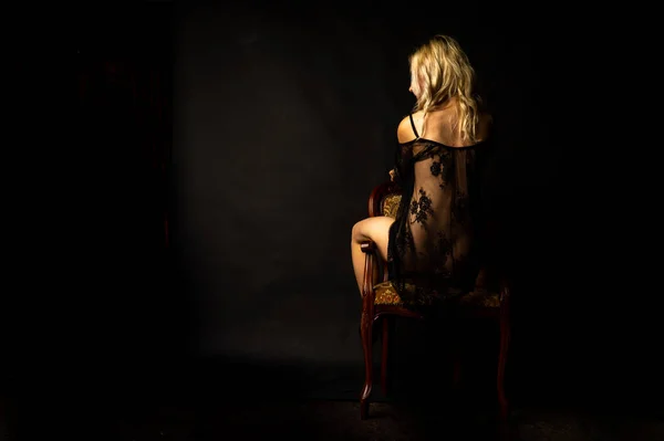 어두운 스튜디오에서 란제리 의상을 섹시하고 아름다운 금발의 — 스톡 사진